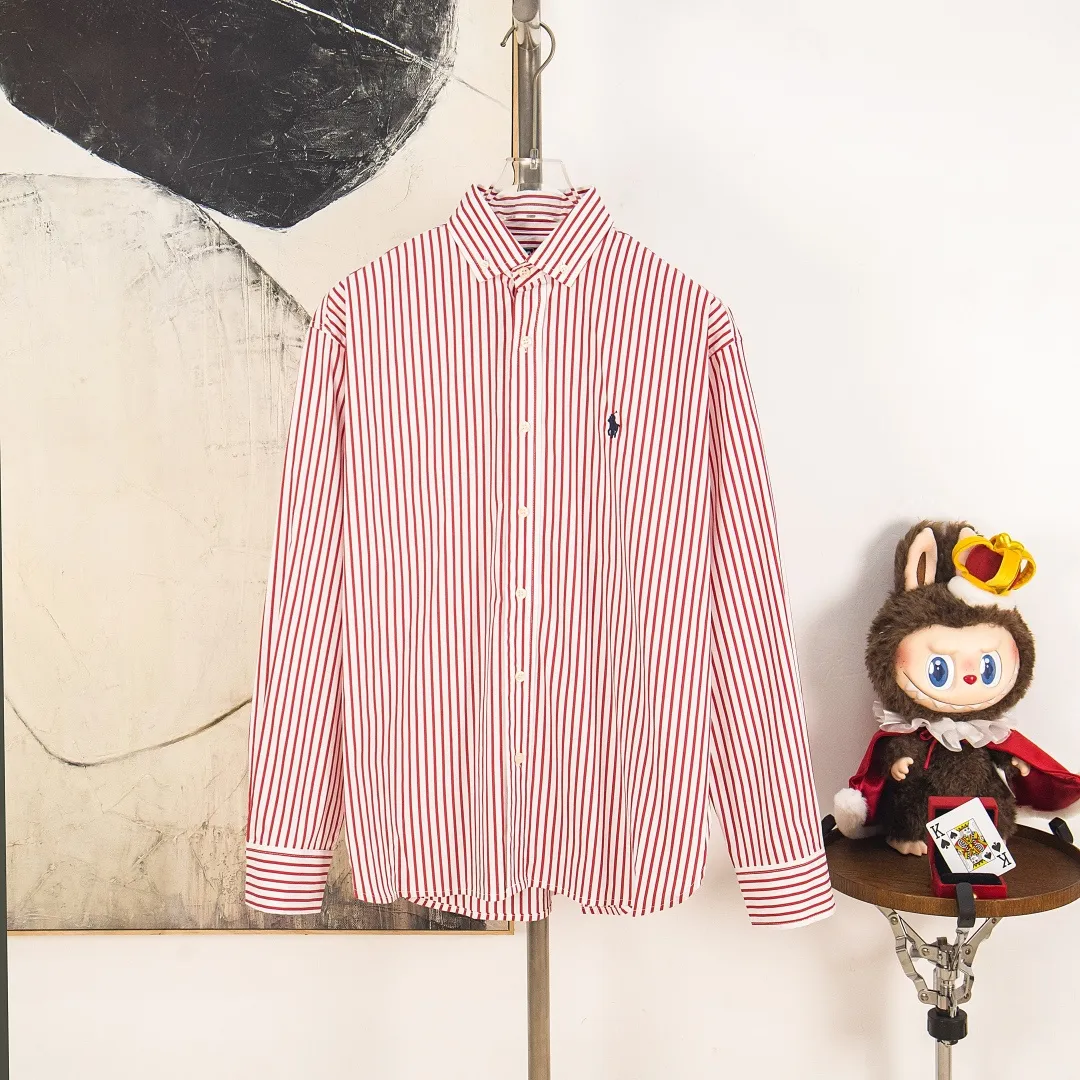 P290 zp version [Exclusive supply] Ralph Lauren/Ralph Lauren 2025SS new old-money style cotton poplin large and small striped long-sleeved casual shirt, 100% restored workmanship, embedded seams and clean edges, curved triangular bifurcation ✅100% cotton poplin, smooth feel, pre-car wash treatment, tighter yarn ✅Custom-dyed original pearlescent white bottom buttons, large and small partitions, vertical eyelets✅Special shaped chiffon foil included in the collar door tube Not easy to deform and pull. ✅ RL three-color large and small vertical striped shirt. Extraordinary isometric. Cleverly matched stripes. Multiple wear to inspire self-expression. Relaxed layering to play with the look of the four seasons. Color: red, blue, green. Size: S M L XL. Number: WW10962.